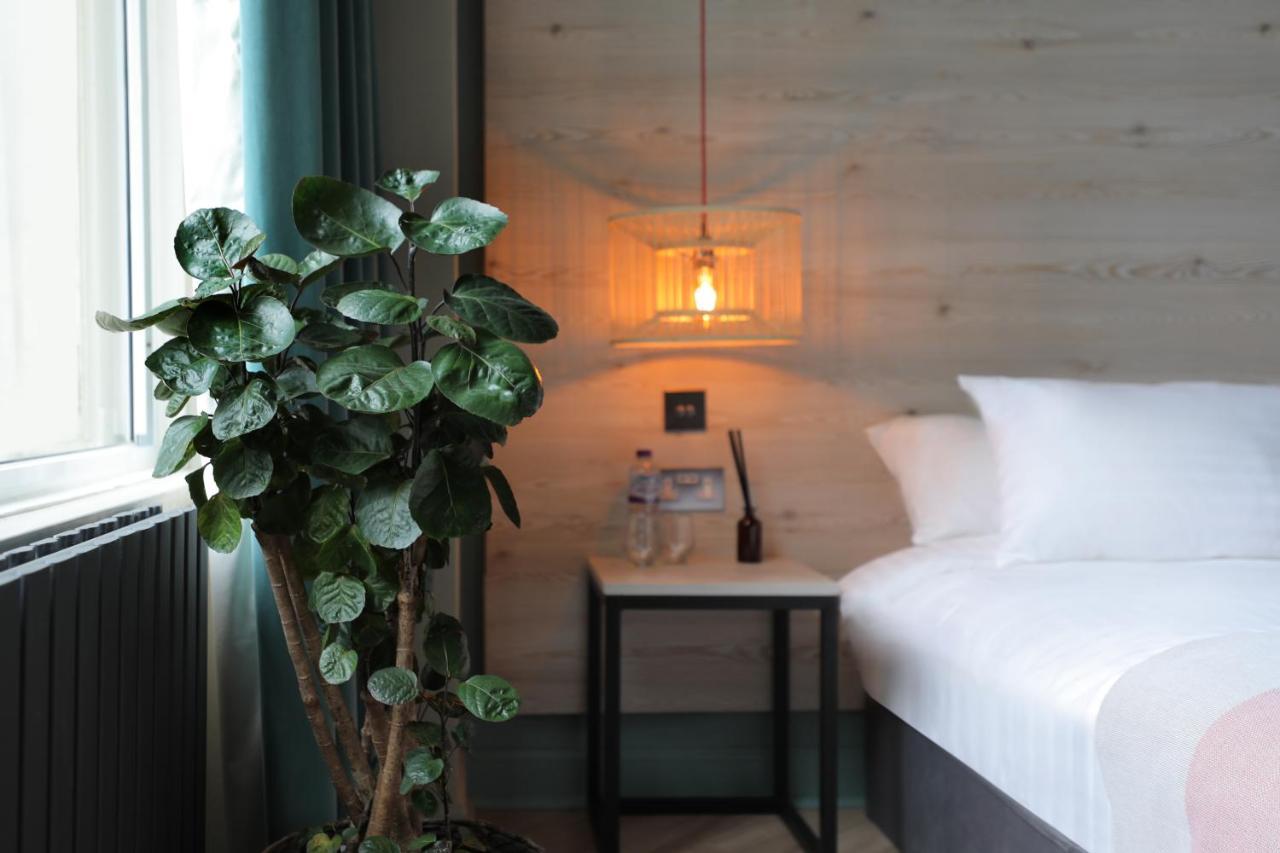 Hotel Revolver
