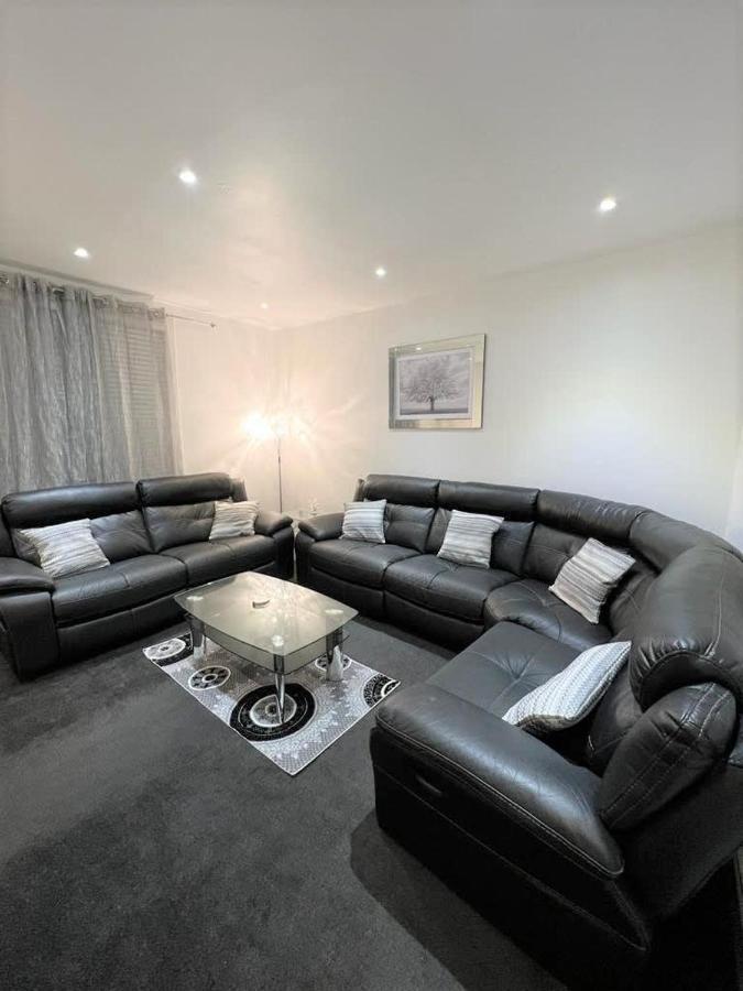 Lovely 2 Bed Close To Silverburn Mall Apartment