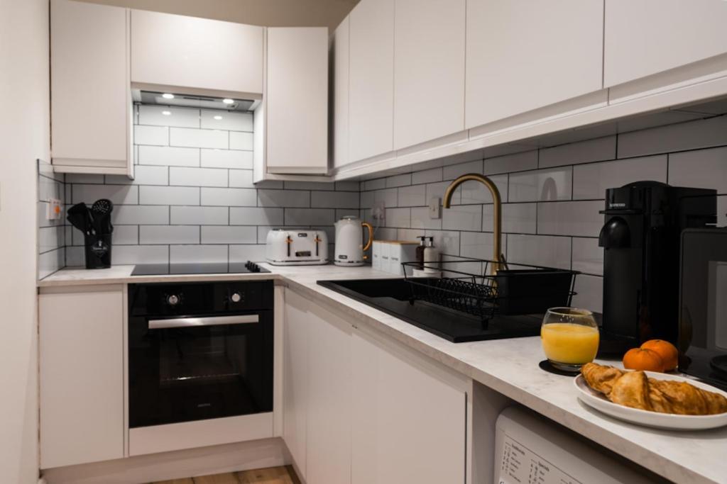 The Escape - 5* In The Heart Of Glasgow! *
