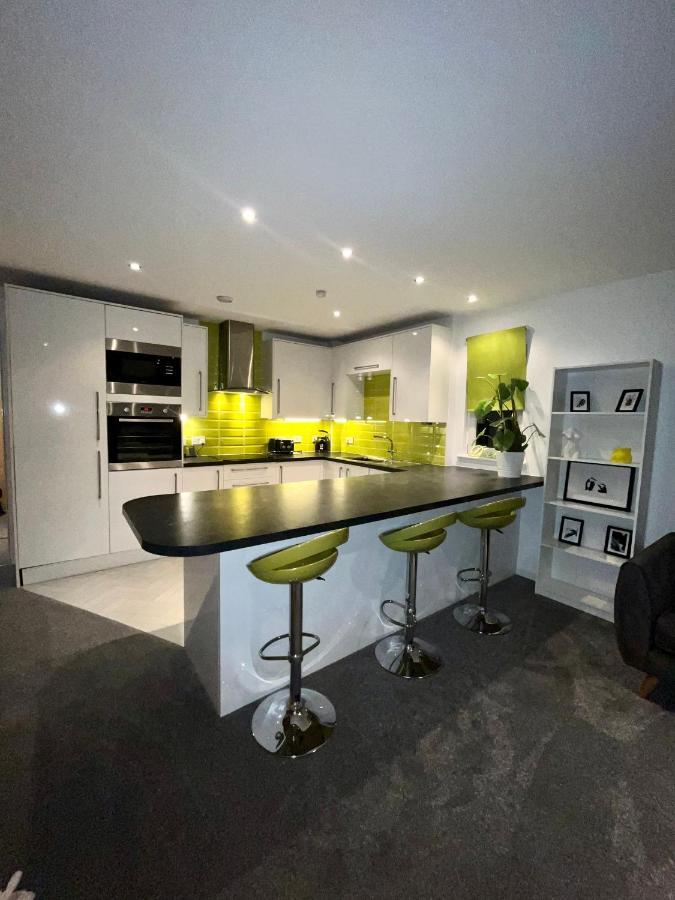 Glas-go 2 Bedroom 3 Min Walk To Secc Hydro Free Parking Onsite Apartment *