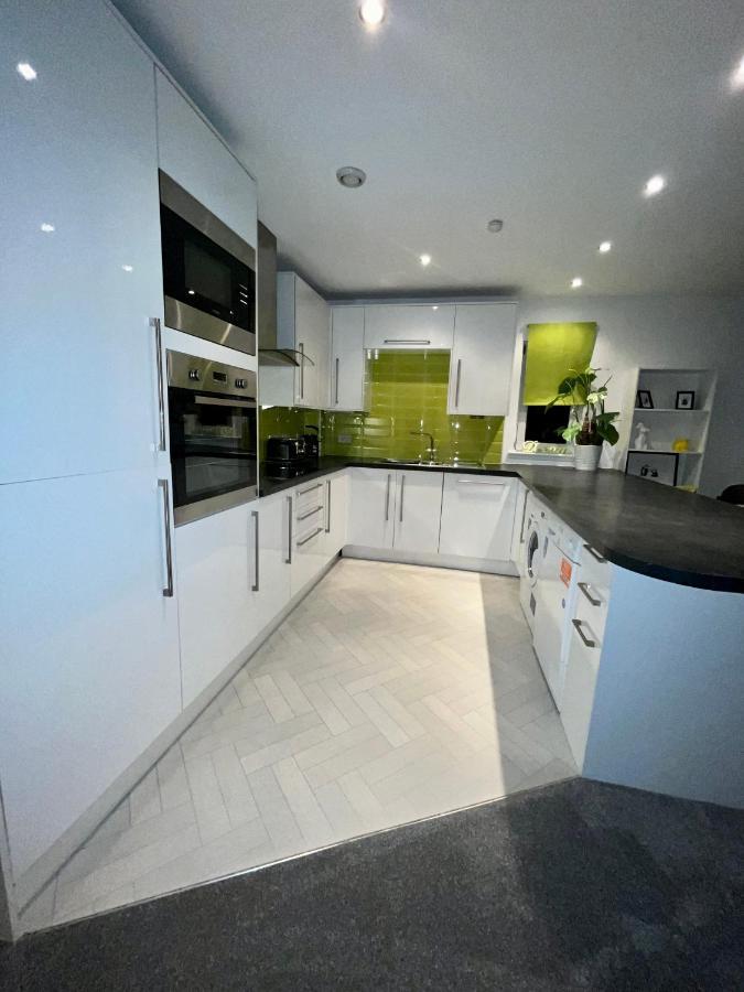Glas-go 2 Bedroom 3 Min Walk To Secc Hydro Free Parking Onsite Apartment Glasgow