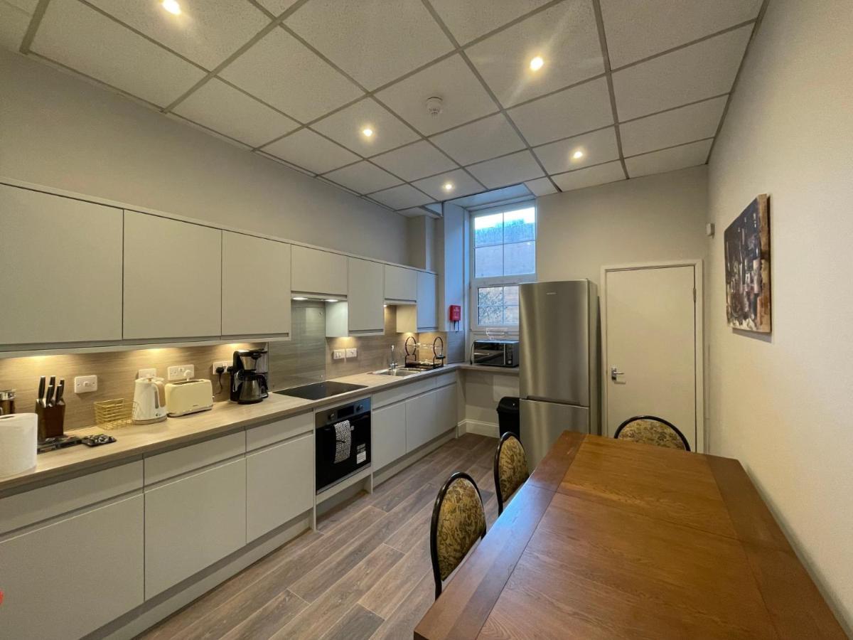 Traditional 5 Bedroom Centre Apartment *