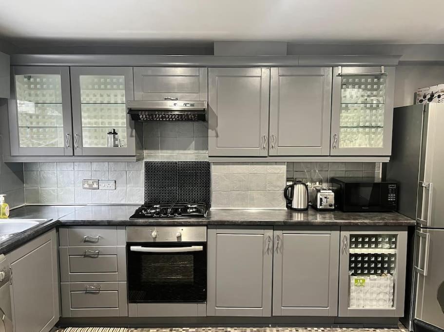 Lovely 3 Bed In With Free Parking *