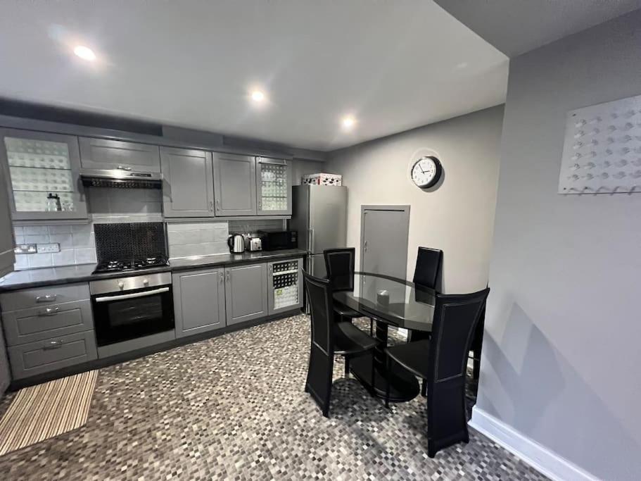 Lovely 3 Bed In With Free Parking Glasgow