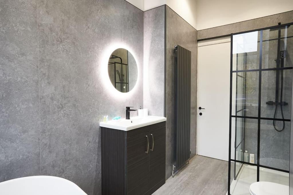 Spacious Recently Renovated Two Bedroom Property, Free Parking Apartment *