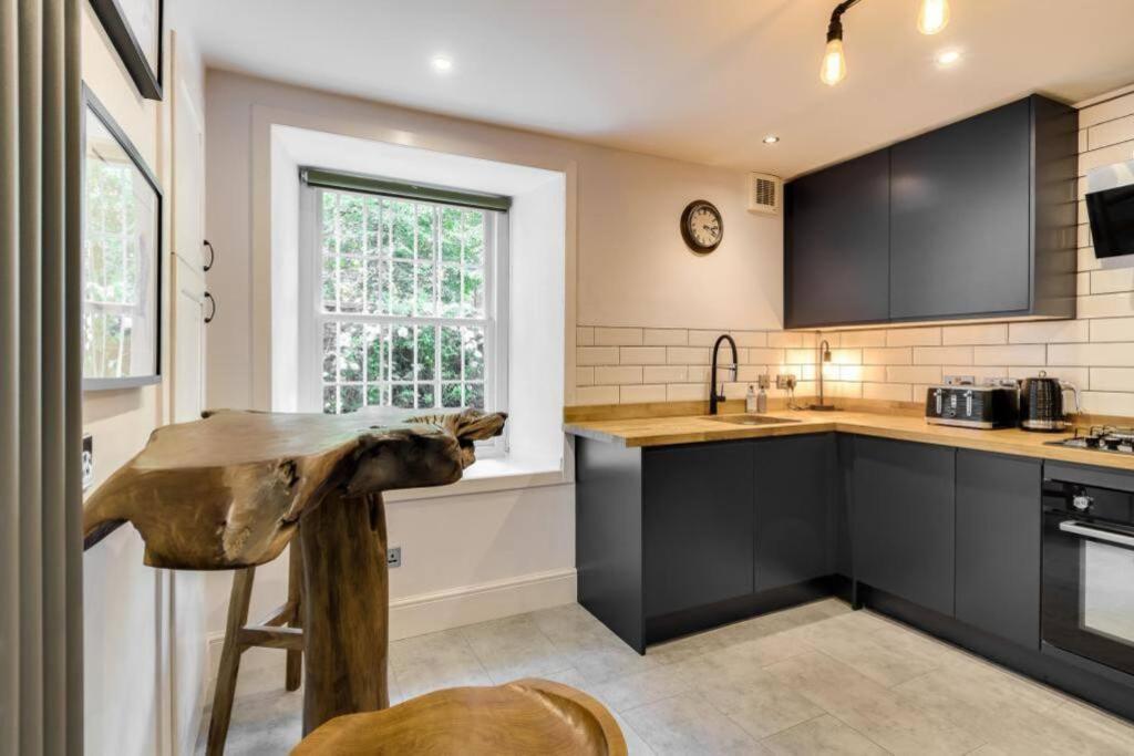 Lovely 2 Bedroom Garden Flat In Trendy West End *
