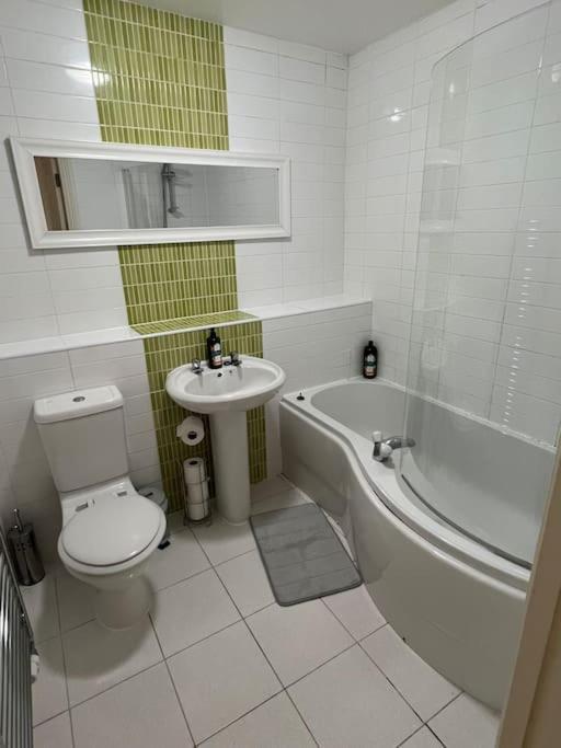 Modern 2 Bedroom Flat Near Centre Apartment