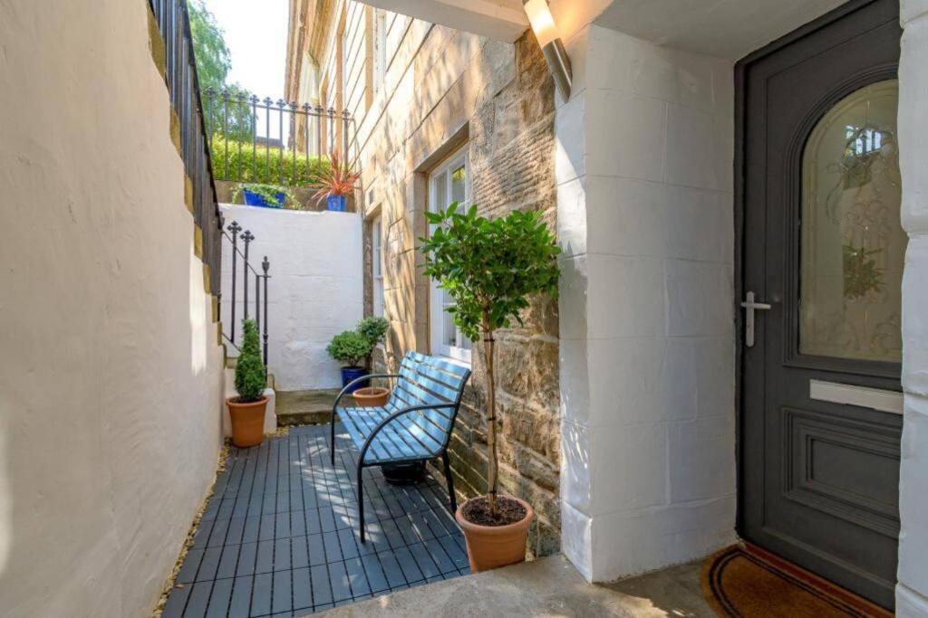 Lovely 2 Bedroom Garden Flat In Trendy West End * Glasgow