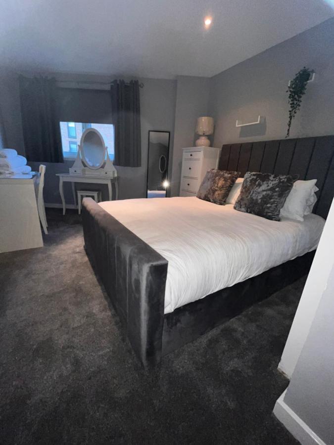 Glas-go 2 Bedroom 3 Min Walk To Secc Hydro Free Parking Onsite Apartment *
