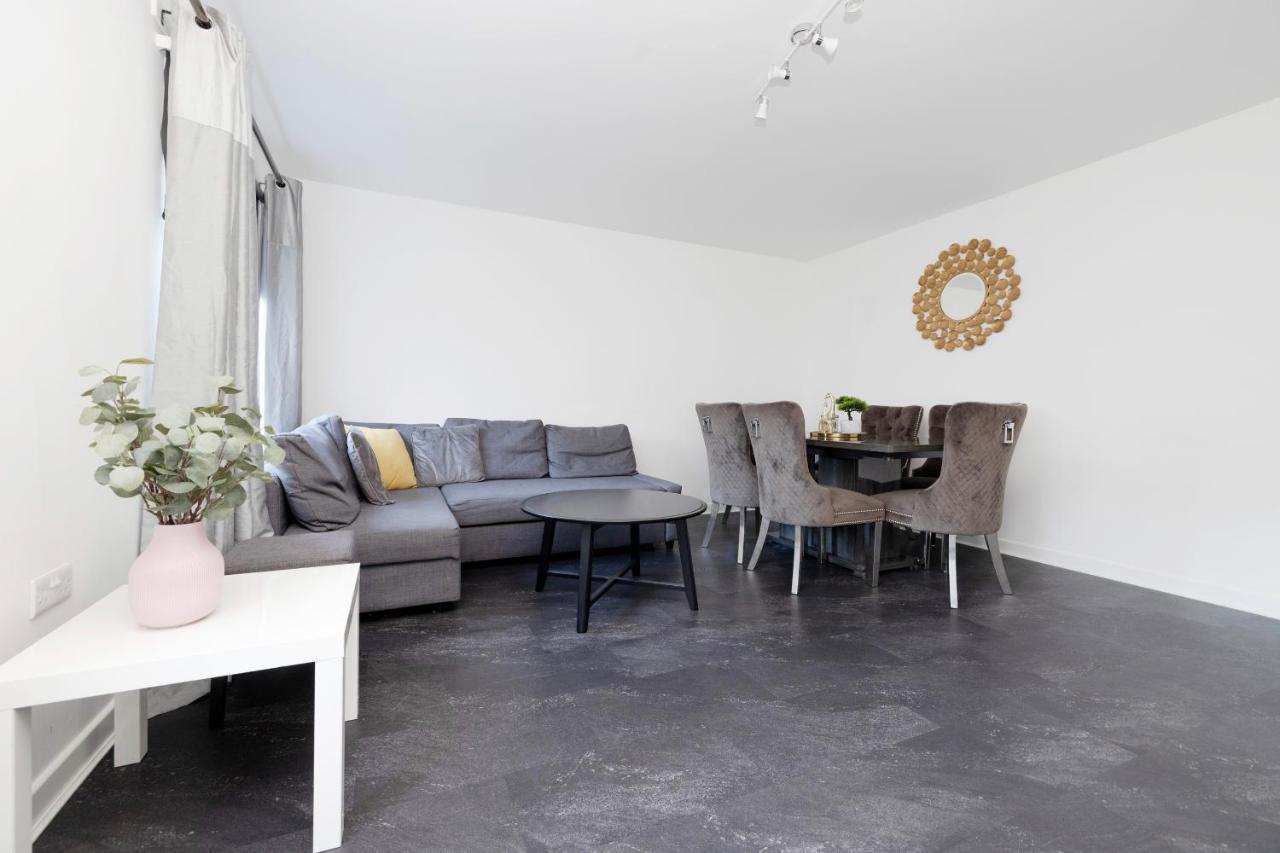 Holiday home Joivy Stylish House With Garden & Parking Glasgow