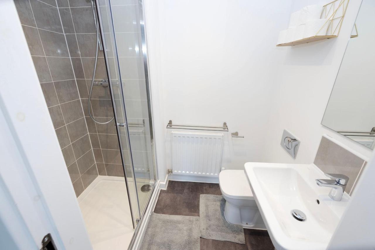 Joivy Stylish House With Garden & Parking Glasgow