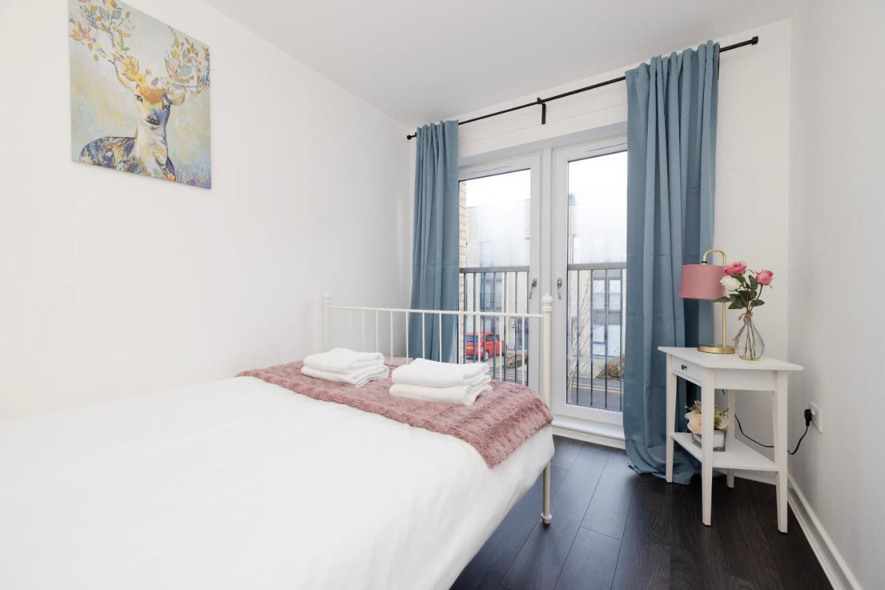 Holiday home Joivy Stylish House With Garden & Parking Glasgow
