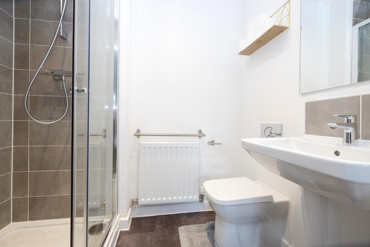 Holiday home Joivy Stylish House With Garden & Parking Glasgow