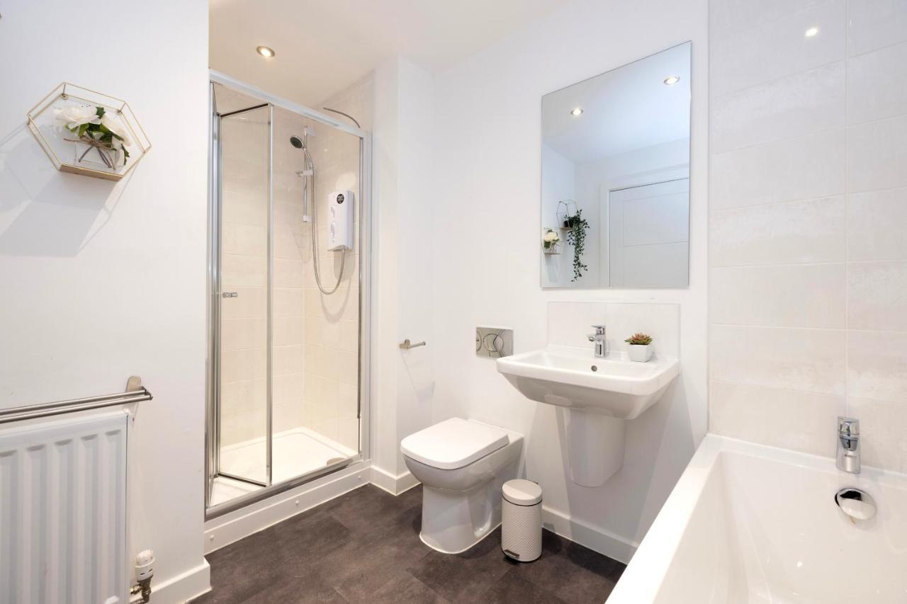Joivy Stylish House With Garden & Parking Glasgow