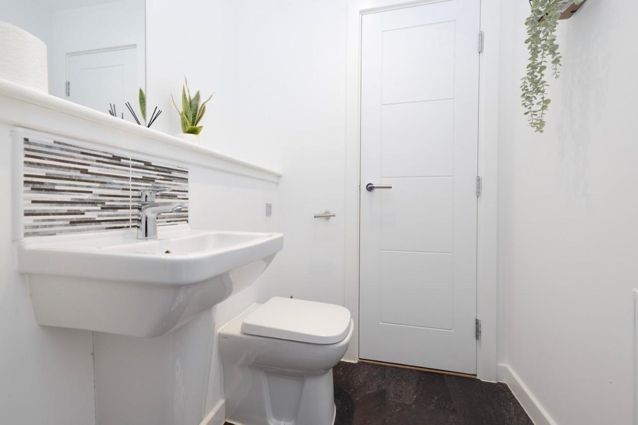 Joivy Stylish House With Garden & Parking