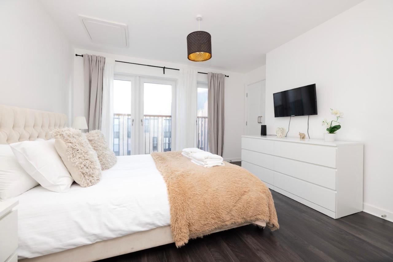 Holiday home Joivy Stylish House With Garden & Parking Glasgow