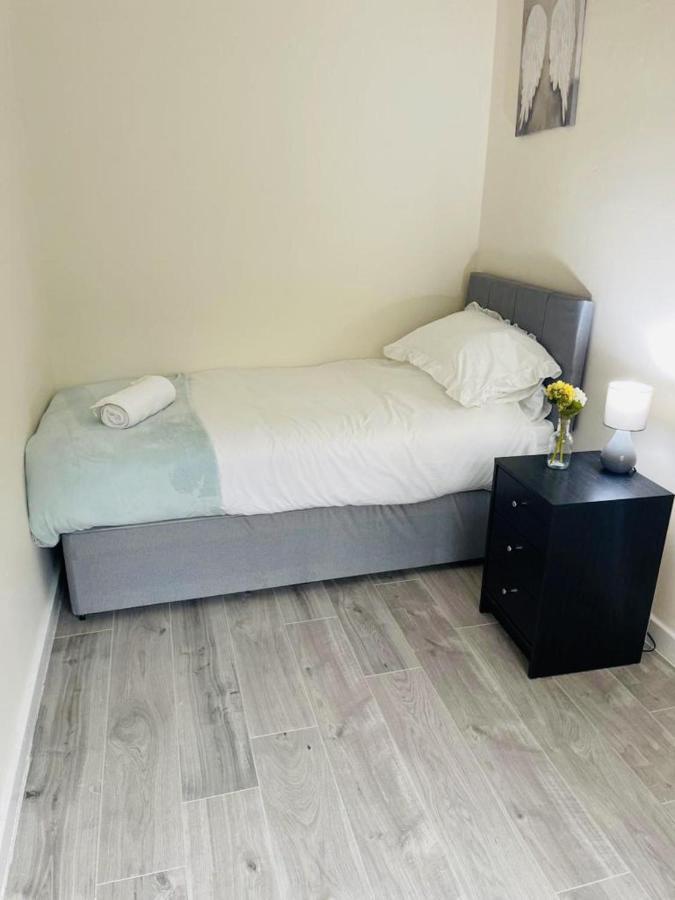 Apartment Immaculate 3-bed In Close To M8