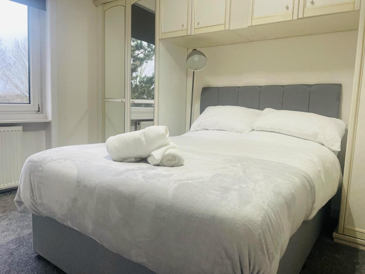 Immaculate 3-bed In Close To M8 Apartment Glasgow
