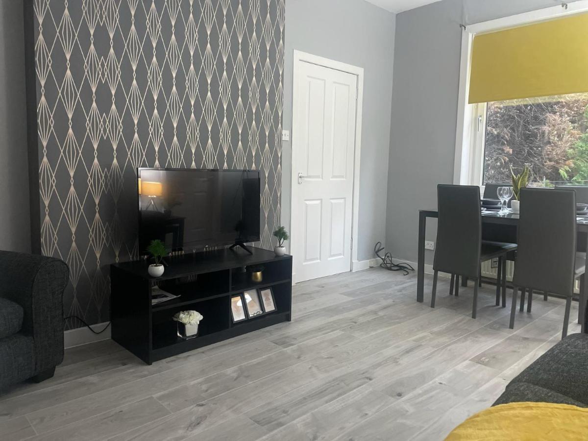 Immaculate 3-bed In Close To M8 Apartment Glasgow