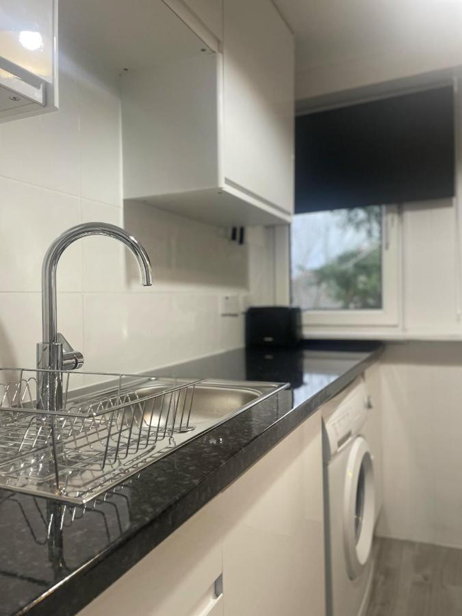 Immaculate 3-bed In Close To M8 Apartment *