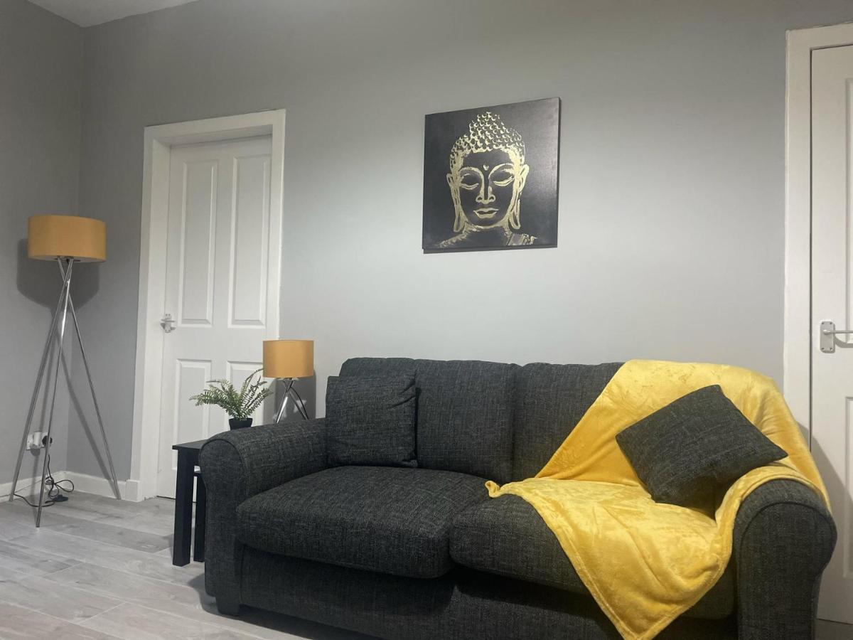 Apartment Immaculate 3-bed In Close To M8 *