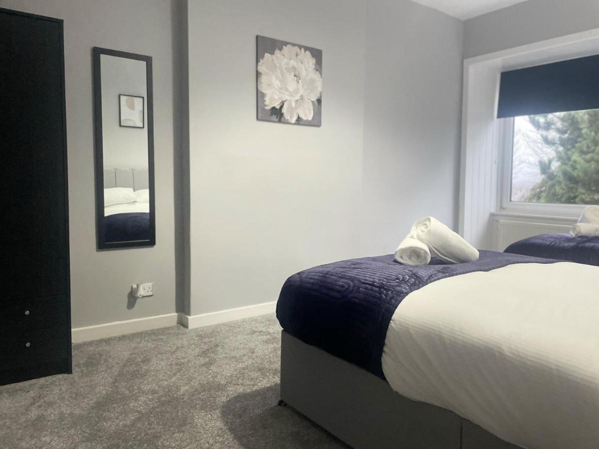 Immaculate 3-bed In Close To M8 *