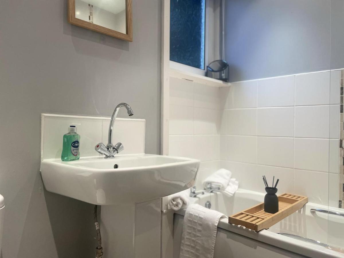Immaculate 3-bed In Close To M8 Apartment Glasgow