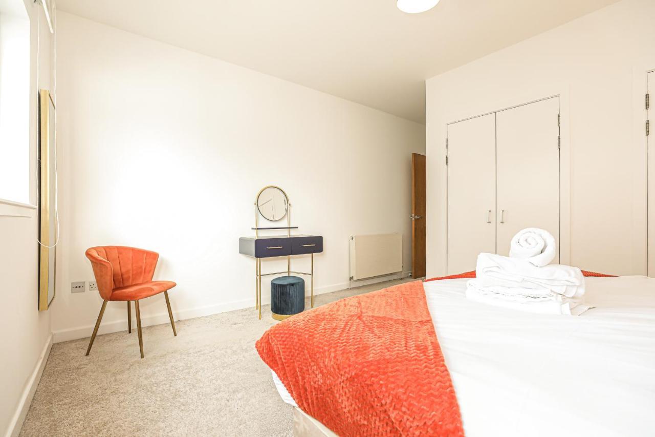 Riverside Modern 2 Bedroom Flat