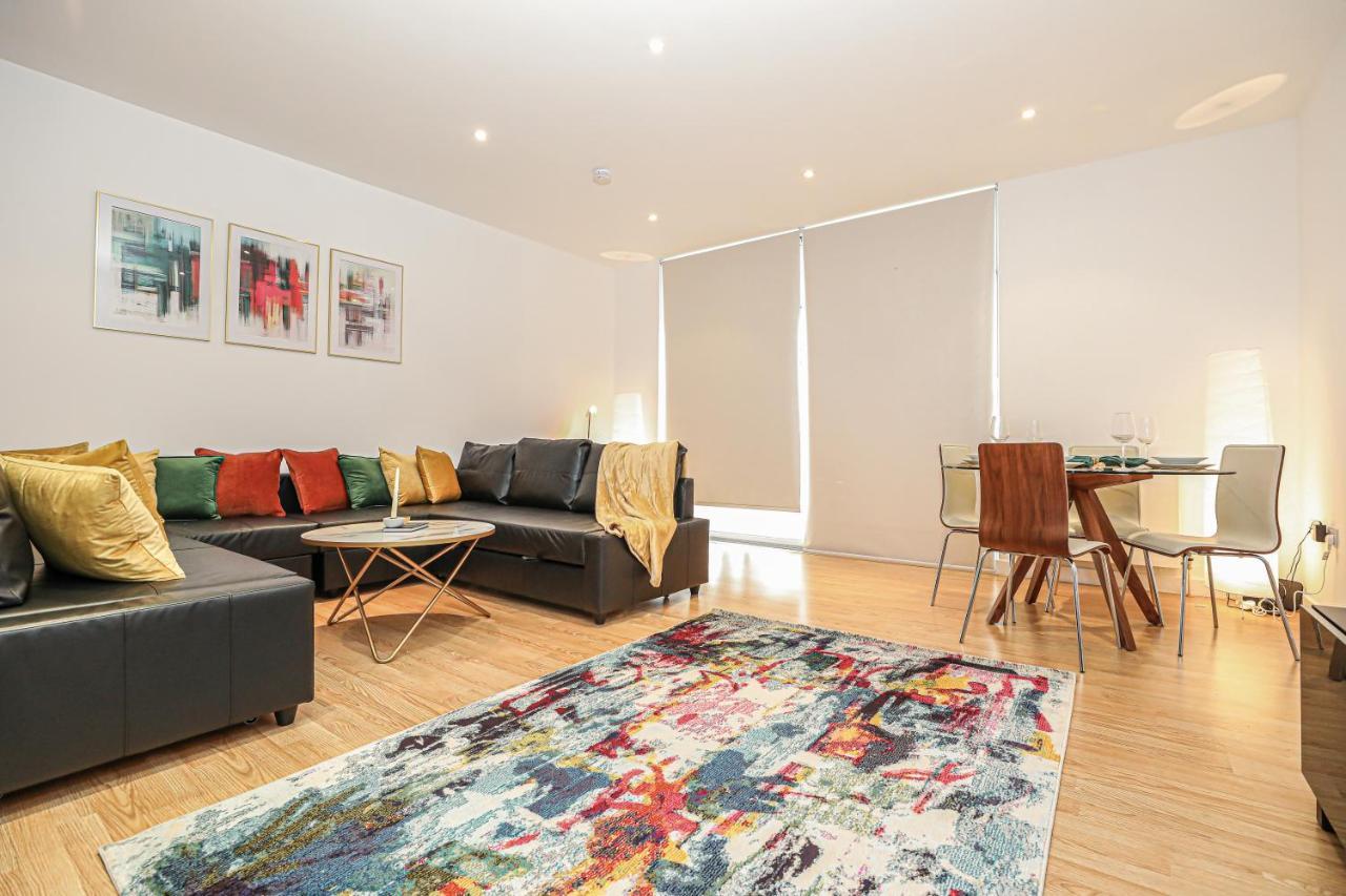 Riverside Modern 2 Bedroom Flat *
