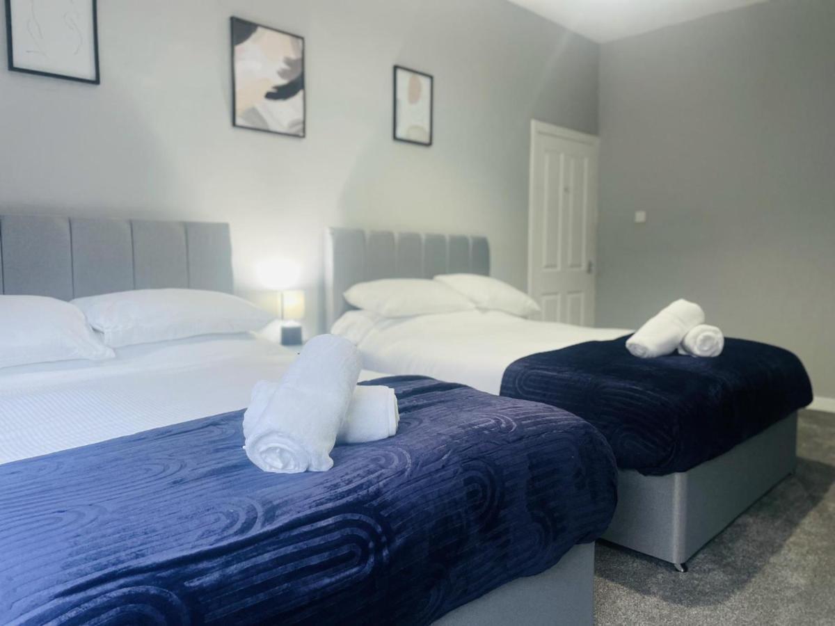 Immaculate 3-bed In Close To M8 *
