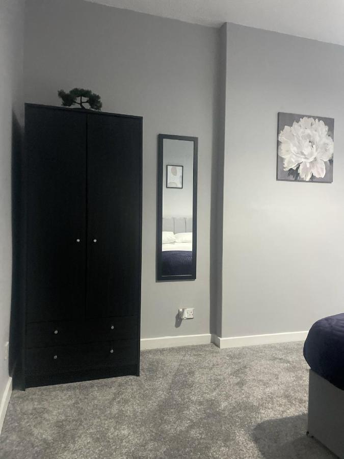 Immaculate 3-bed In Close To M8 Apartment *