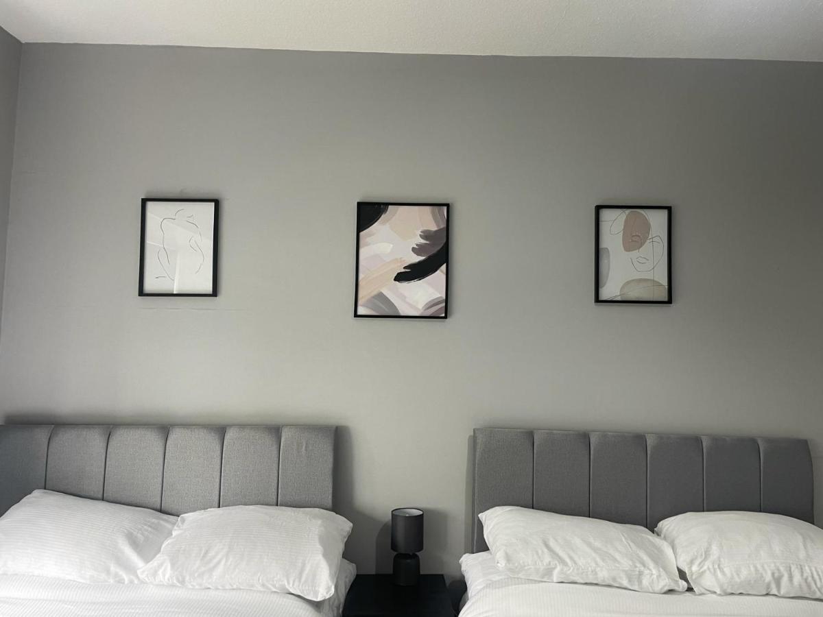 Immaculate 3-bed In Close To M8 Apartment