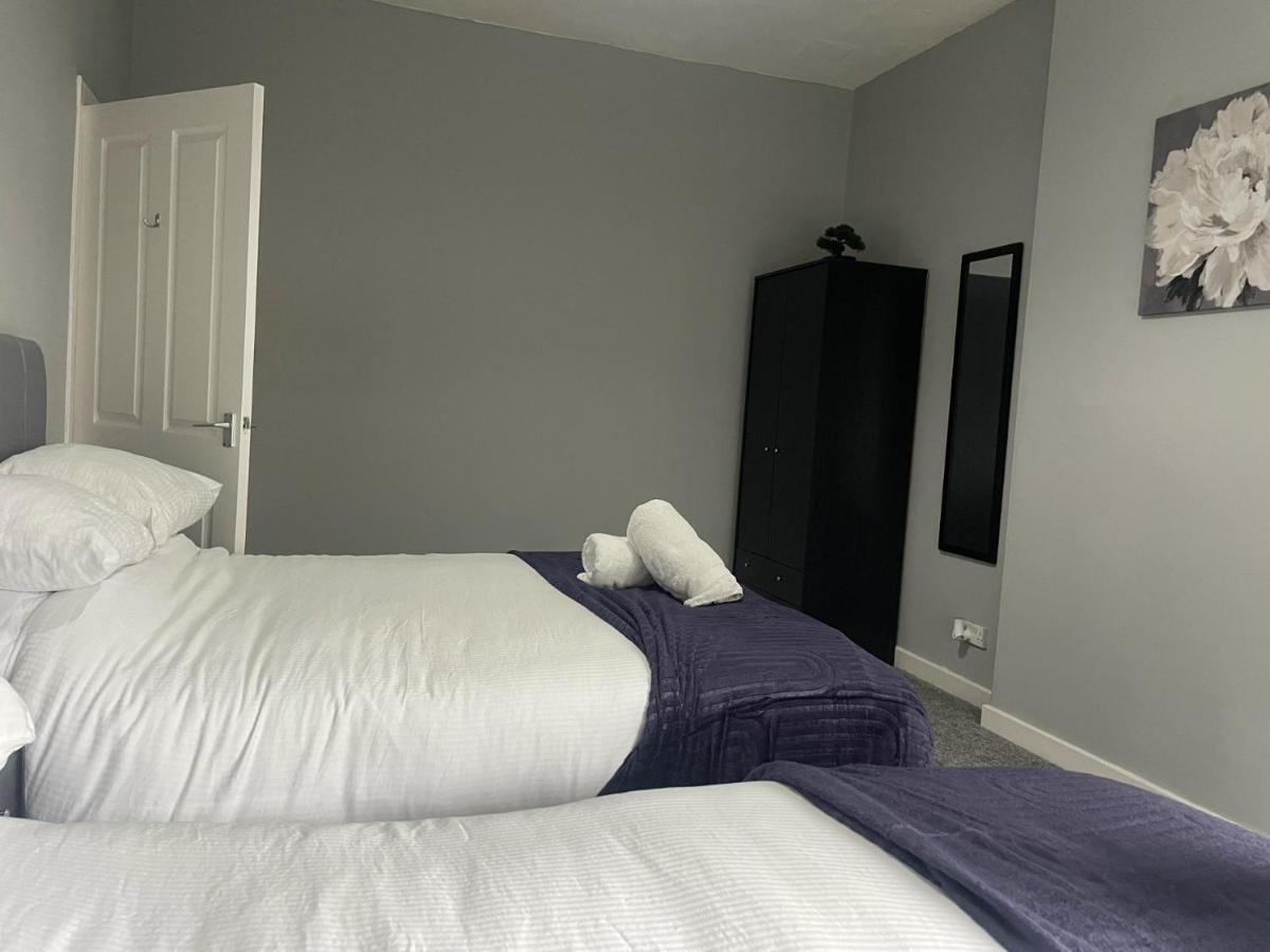 Immaculate 3-bed In Close To M8 Apartment Glasgow