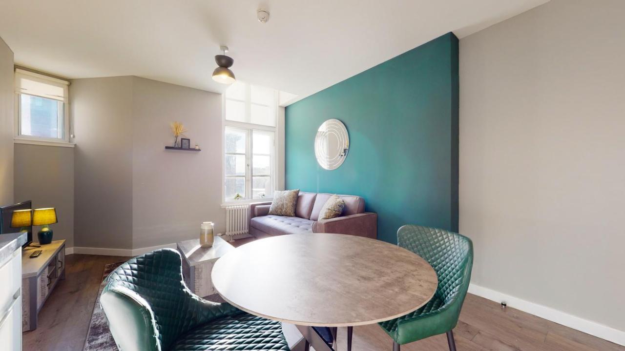 Glassford Apartment *