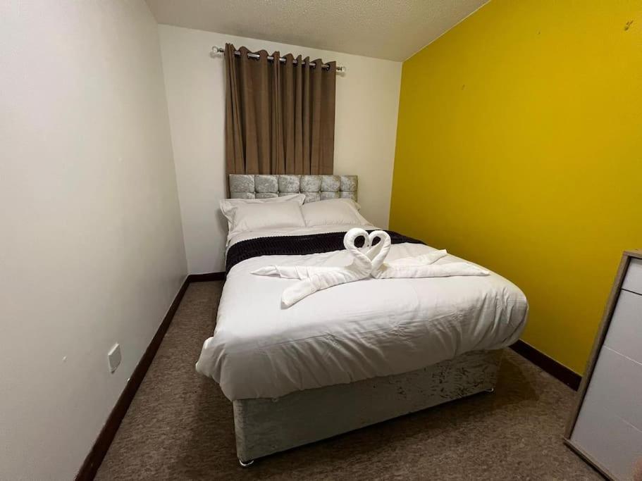 Stunning 2-bedrooms 1 Living Spacious Family Friendly Apartment Glasgow