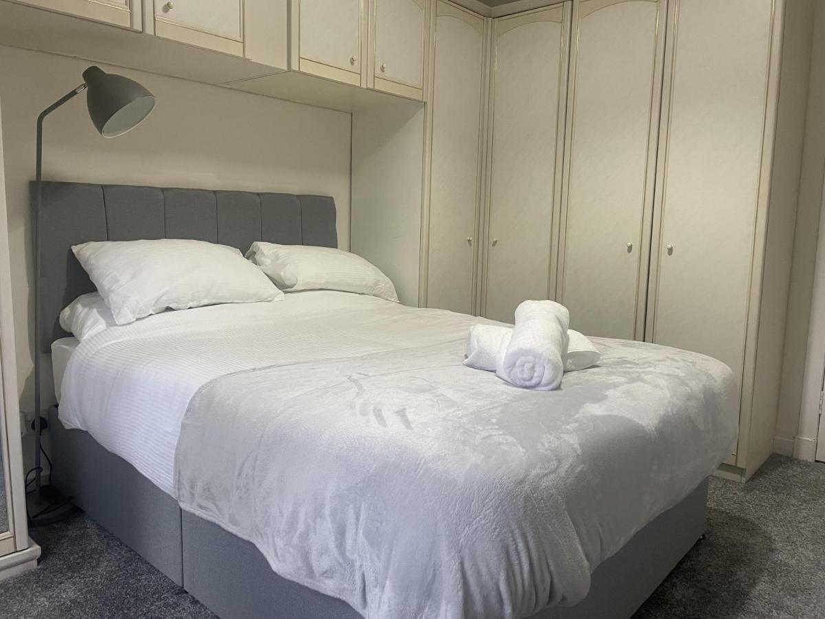 Immaculate 3-bed In Close To M8 Apartment Glasgow
