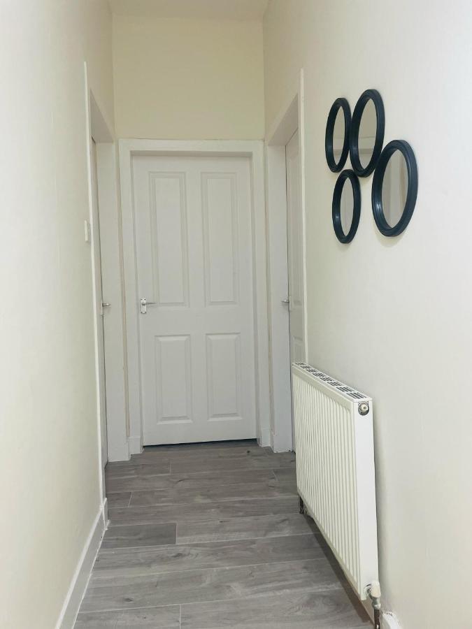 Immaculate 3-bed In Close To M8 Apartment Glasgow
