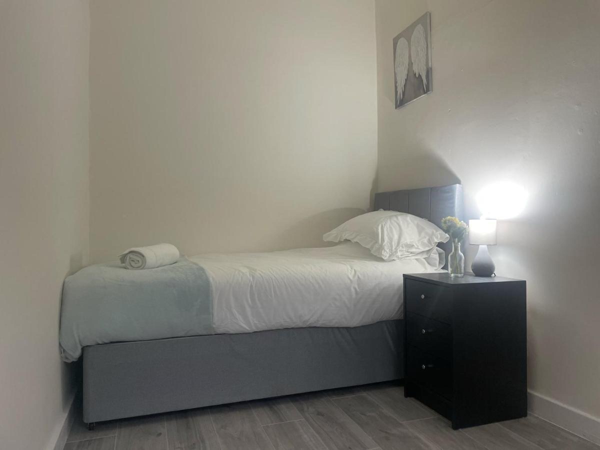 Apartment Immaculate 3-bed In Close To M8