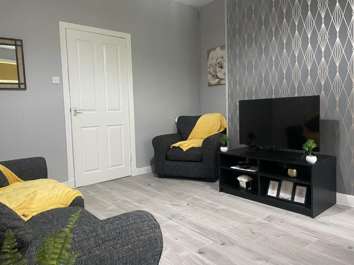 Immaculate 3-bed In Close To M8 Apartment
