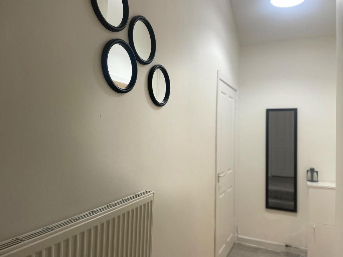 Apartment Immaculate 3-bed In Close To M8 Glasgow