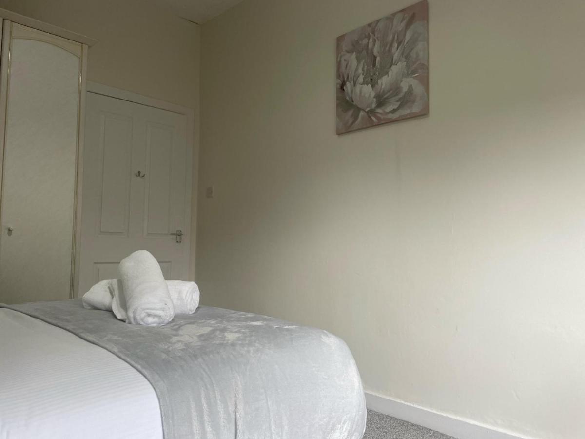 Immaculate 3-bed In Close To M8 Apartment Glasgow
