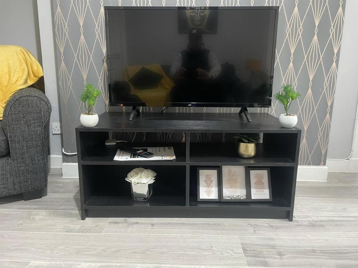 Immaculate 3-bed In Close To M8 * Glasgow