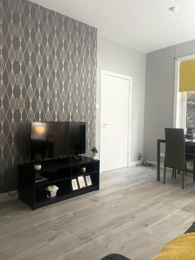 Apartment Immaculate 3-bed In Close To M8 Glasgow