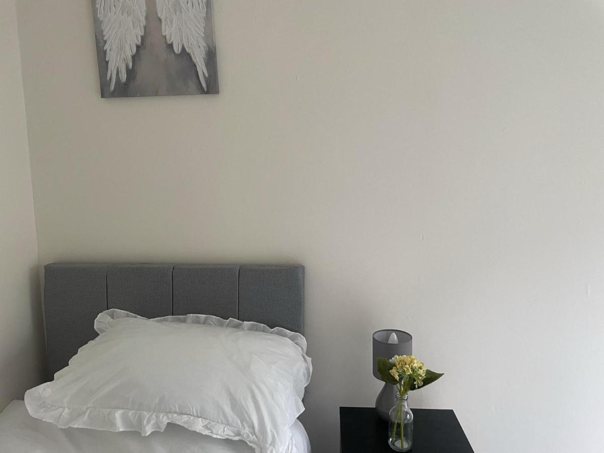 Immaculate 3-bed In Close To M8 Apartment Glasgow