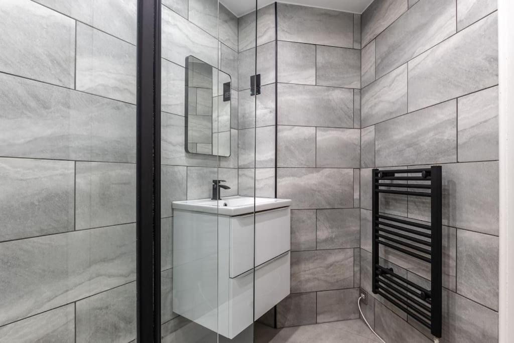 ** Modern Merchant 1 Bed With Free Parking ** Apartment *