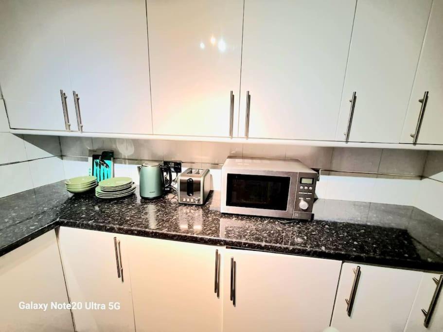 Apartment Stunning 2-bedrooms 1 Living Spacious Family Friendly Glasgow