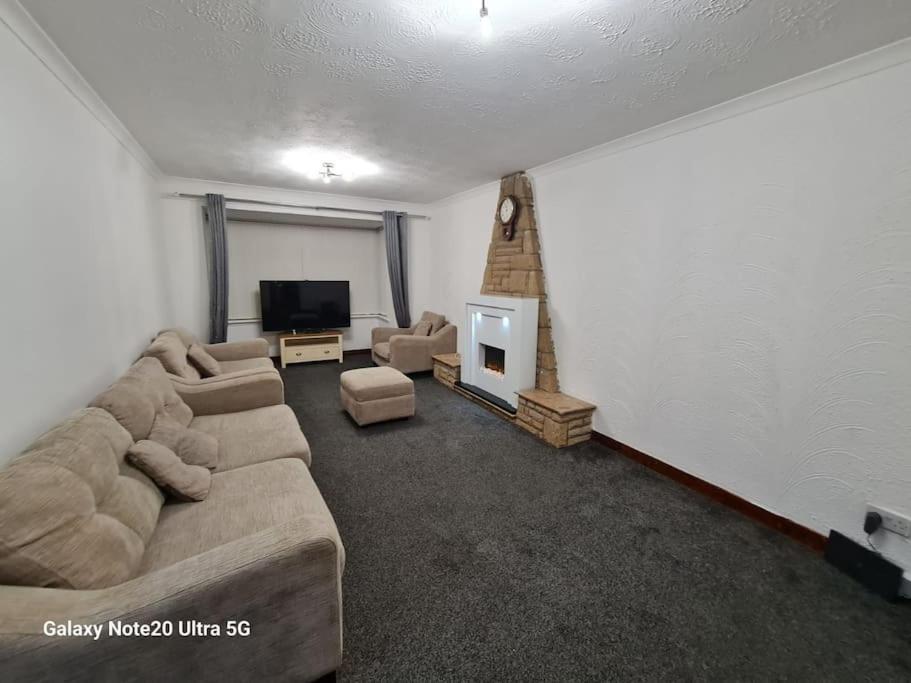 Apartment Stunning 2-bedrooms 1 Living Spacious Family Friendly Glasgow