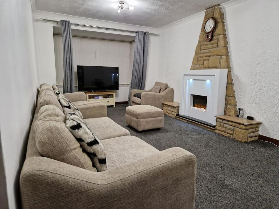 Stunning 2-bedrooms 1 Living Spacious Family Friendly *