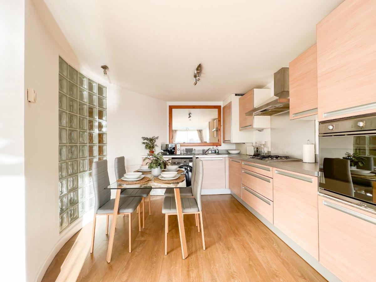 Stunning Riverview Centre Apartment