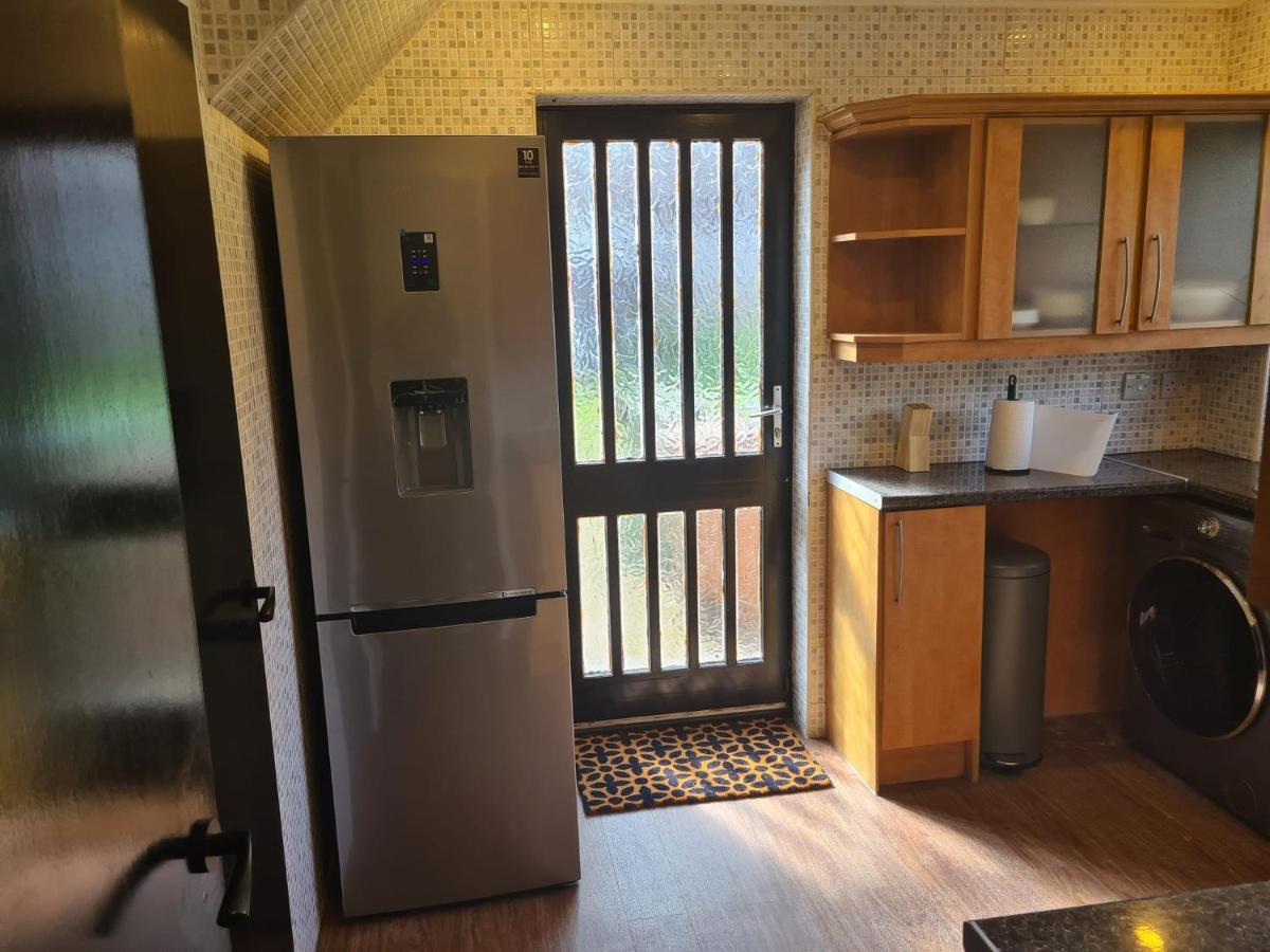 Travel Host 3 Bedroom House With Free Parking Glasgow